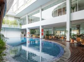 ์์นด๋์ ์์นํ ํธํ
Antero Hotel Jababeka