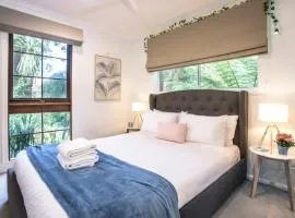 Cosy, central Olinda Camellia Cottage