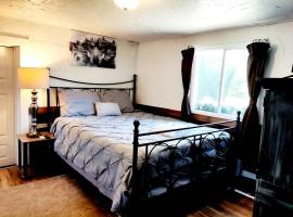 Wolf's Cabin-Walk to Downtown Noblesville, cheap hotel in Noblesville