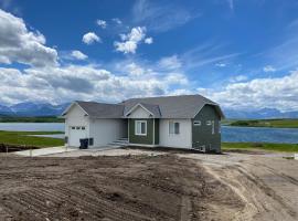 Thistle Ridge (Lower) New Waterton Lakes Area Waterfront Home โรงแรมในMountain View