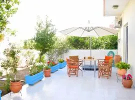 Marble Cool 2-bedroom Down Town Yard House