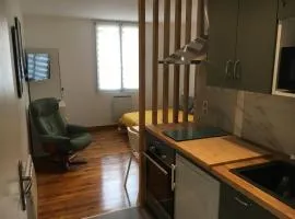 LE STUDIO, avec un extérieur, un local pour vos vélos, skis, bagages