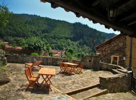 La Posada de la Xana, hotel with hot tubs in Llanuces