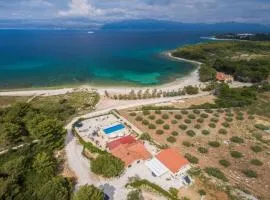 Beachfront House Mir with private pool and jacuzzi right at the beach in beautiful bay in Mirca - Brac