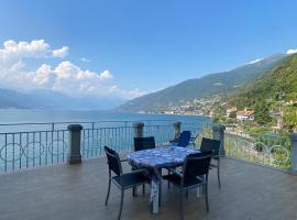Apartment with Big Terrace and Direct access to the Beach, hotel a Varenna