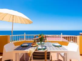 Beachfront triplex with swimming pool & parking, hotel in Radazul