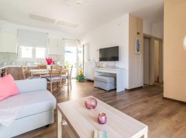Sophia's Comfortable Home with a Private Backyard, hotel din Gázion