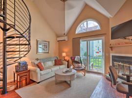 Townhome with Fireplace - Walk to Chairlift!, cottage ở Ellicottville