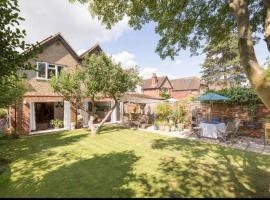 6 bedrooms beautiful home 3 bathrooms, quiet location with garden near Legoland Windsor Heathrow, hotel Maidenheadben