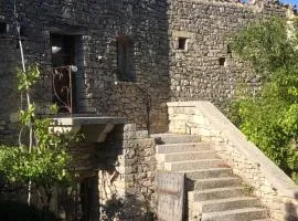 La Tour des Baronnies à la Porte de l eau