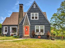 The Old McCullough Home with Rooftop Deck, View, hotel v destinaci North Bend