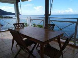 Bel appartement avec piscine, face à la mer, hotel cu parcare din Gourbeyre