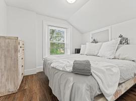 Elegant 1Bdrm Apt Near Downtown Burlington Ideal for long stays U4 - Amelia, feriebolig i Burlington