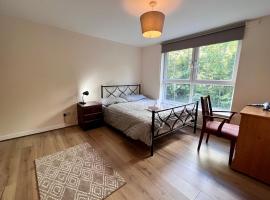 Lovely 2-Bed Serviced apartment with free parking, hotel with parking in Glasgow