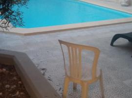 Double bedroom with private bathroom, NO KITCHEN, hotel di Il-Gzira