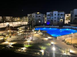Amwaj Seaside Retreat- Luxury 2BR Chalet in Amwaj Sidi Abdelrahman, hotell i El Alamein