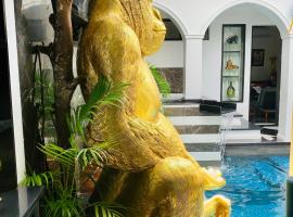 Golden Gorilla Villa with private pool & jacuzzi、アンヘレスのコテージ