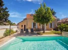 Spacious holiday home in Bergerac with private pool, holiday home in Bergerac