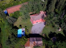 Apartment with large garden and pool on the hills of Pisa, hotell i Ghizzano