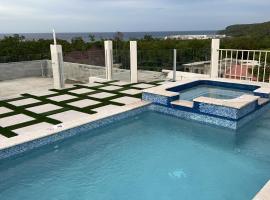 Luxury 2 Bedroom Rooftop pool View unit #3, hotel i Falmouth