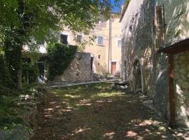 tipica casa in pietra immersa nella natura.., hotell i nærheten av Majella National Park i Sant'Eufemia a Maiella
