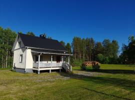 House next door the Arctic Circle, rumah liburan di Överkalix