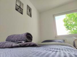 Cozy & Modern 4 Room Flat near Hanau, hotel amb aparcament a Gedern