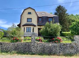 Gezellige villa met open haard en zonnige tuin.