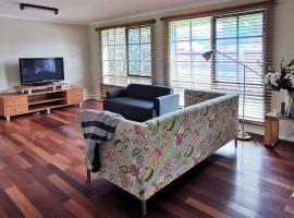 Spacious and cozy home next to Glen Waverley, hotell med parkering i Wantirna South