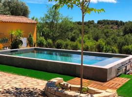 Private villa with pool Villa avec piscine, hotel in Castelnau-de-Guers