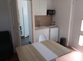 Maisonnette 40 m2 pour 5 personnes, hotel in Paray-le-Monial