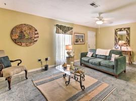 Charming Townhome with Patio about half Mi to Bayou!, hotel in Kiln