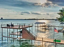 Gun Barrel City Lake House with Sunset Views!, hotel with parking in Gun Barrel City