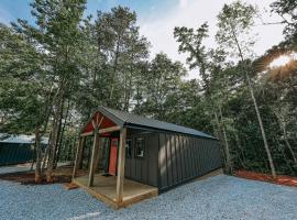 Cabin 5 One Bedroom W Kitchen, camping in Hartwell