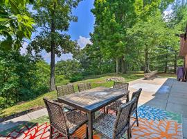 Idyllic Bronston Retreat with Fire Pit and View!, hotel perto de Mill Springs Battlefield, Burnside