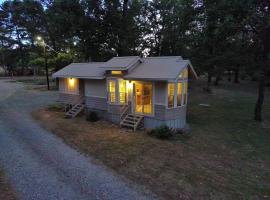 Berry Patch Cottage, holiday home in Longview