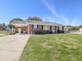 Spacious Home with Waterfront View-Welcome Pets, hotel sa Sneads Ferry