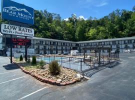 Bear Mount Inn & Suites, hotel em Pigeon Forge