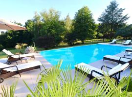 Le Domaine des Gallois, hotel dengan parkir di Cornant