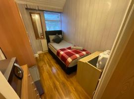Comfortable single room in Family home, Heathrow airport, hotel in Northolt