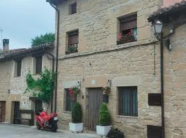 Casa junto a Haro y Miranda de Ebro con aire acondicionado wifi libre y barbacoa ,en un pueblo con encanto