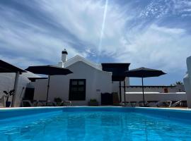 Nazaret Villa with heated pool, cabaña o casa de campo en Nazaret