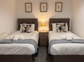 Bridge Place - Spacious home with plenty of beds!, hotel u gradu 'Merthyr Tydfil'