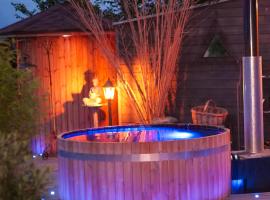Cottage with Hot Tube & private Sauna with panoramic view ค็อทเทจในLes Moutiers-en-Cinglais