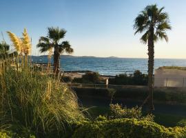 Charmant studio terrasse plage à 30m pleine vue mer et piscine, parking wifi gratuits, resort in Six-Fours-les-Plages