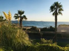 Charmant studio terrasse plage à 30m pleine vue mer et piscine, parking wifi gratuits