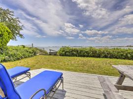 Waterfront Cottage with Sunroom and Patio and Grill, orlofshús/-íbúð í Clinton