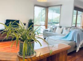 Gorgeous house near beach with nature view, hotel Frankstonban