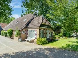 Farmhouse in Giethoorn by the Canals