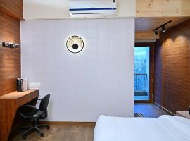 The Royale Suites - HOME STAY, hotel v destinaci Solan